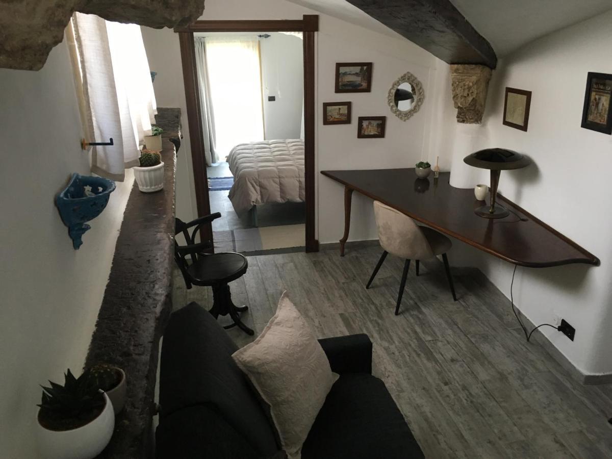Upstairs - Skylight Apartment Лече Екстериор снимка